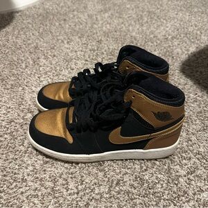 Jordan 1 Retro High OG "Black And Gold"